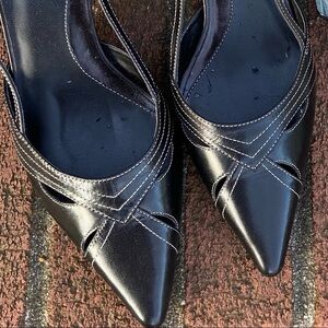 𝅺ALFANI leather shoes. Perfectly appointed black mid-heel clean and like new.